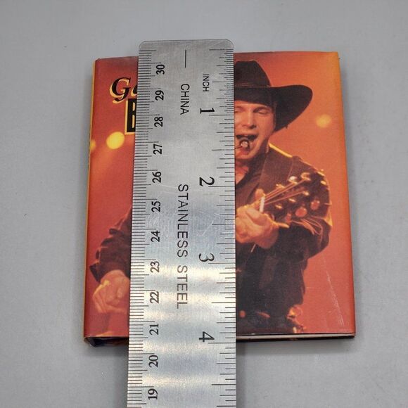 Garth Brooks Hitting the High Notes BY Mitchell Uscher Mini Book 1999 - Picture 7 of 7